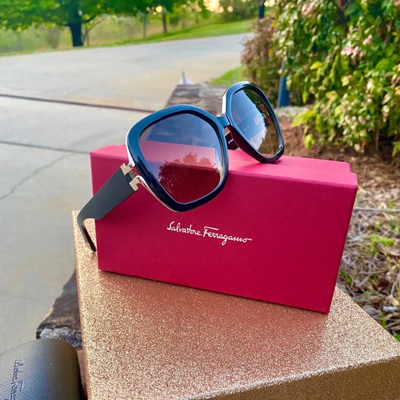 NIB Salvatore Ferragamo Black Square Sunglasses $360 - Picture 1 of 8